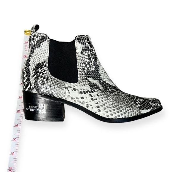 Blondo Emelia Waterproof Chelsea Bootie Black White Snake Print Leather - Size 6 - Picture 14 of 14